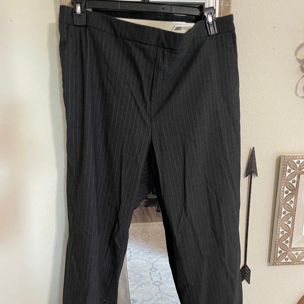 Old navy-cropped, grey pinstripe pant